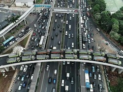 16 Truk Muatan Penuh Berjajar, Uji Kekuatan Simpang Susun Semanggi