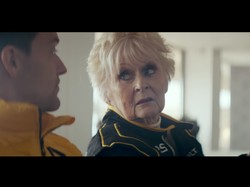 Ini Nih Orang Tertua yang Kendarai Mobil F1