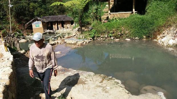 Pemandian air panas di area Kawah Rengganis