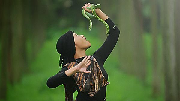 Bikin Merinding, Pose Menantang Bersama Ular Berbisa