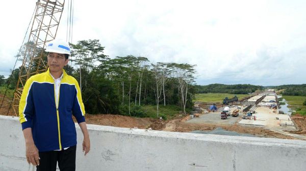 Gaya Jokowi Pakai Jaket Baru Saat Blusukan