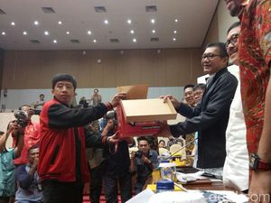 Pemuda Muhammadiyah Serahkan Petisi Tolak Angket KPK ke DPR