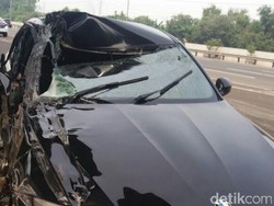 Tabrakan dengan Pikap, BMW Ringsek di Tol Jagorawi
