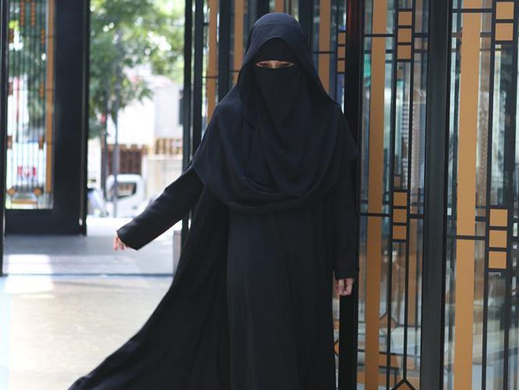 Foto: OOTD Ala Diana Nurliana yang Populer dengan Niqab Foto: OOTD Ala Diana Nurliana yang Populer dengan Niqab