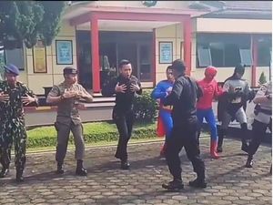 Saat Personel Brimob Aksi Yel-yel Bareng Spider-Man Sampai Batman