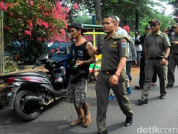 Satpol PP Razia Anak Punk dan Gelandangan di Tambora Jakbar