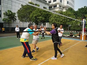 Intip Gaya Sri Mulyani Bermain Voli di Jumat Pagi