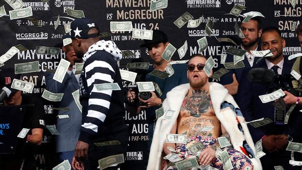 Mayweather Lempar Dolar ke Muka McGregor