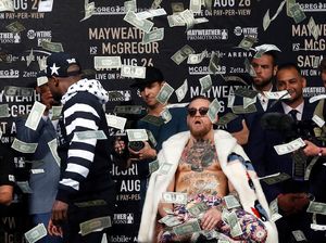 Mayweather Hujani McGregor dengan Lembaran Uang