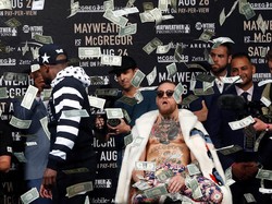 Mayweather Hujani McGregor dengan Lembaran Uang