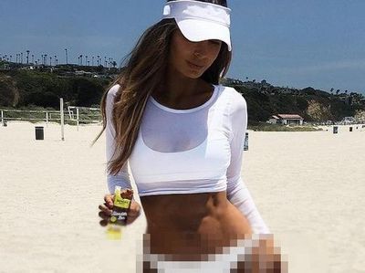 Foto-foto Model dengan Perut Sixpack yang Sedang Hamil 6 Bulan