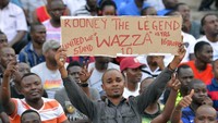 Salah satu suporter MU yang berada di tribune mengucapkan terima kasih atas semua kontribusi Rooney untuk The Red Devils. Foto: AFP/Tony Karumba