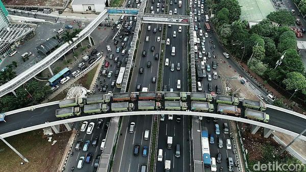 Foto: Uji Beban Simpang Susun Semanggi Pakai 16 Truk