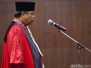 Arief Hidayat akan Ucapkan Sumpah Hakim MK di Depan Jokowi Arief Hidayat akan Ucapkan Sumpah Hakim MK di Depan Jokowi