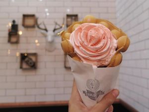 Chrissy Teigen Beri Komentar Pedas pada Es Krim Mawar yang Sedang Tren