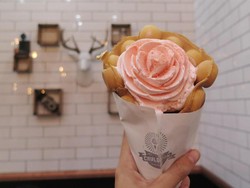 Chrissy Teigen Beri Komentar Pedas pada Es Krim Mawar yang Sedang Tren