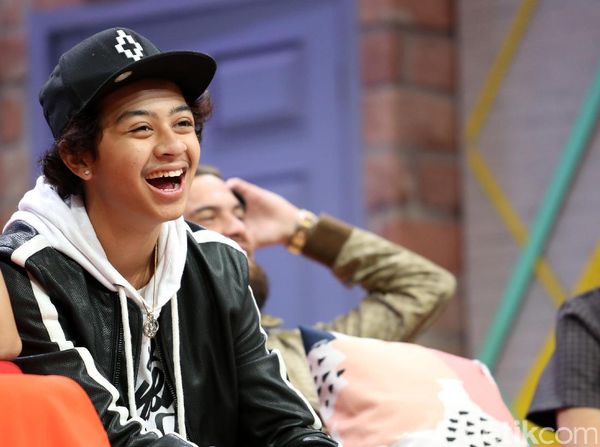 Ini Bukti Kalau Ternyata Bastian Steel Doyan Makan Junk Food