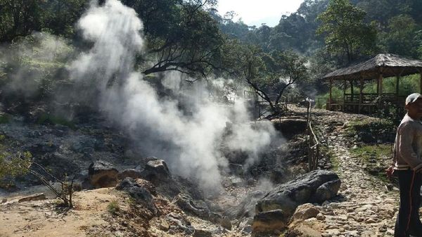Foto: Bukan Kawah Putih, Ini Kawah Rengganis yang Juga Indah