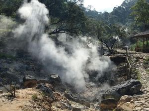 Foto: Bukan Kawah Putih, Ini Kawah Rengganis yang Juga Indah