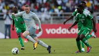 Pada laga itu, Everton menang tipis 2-1. Rooney menyumbangkan satu gol untuk Everton, sementara gol Everton lainnya dicetak pemain muda Kieran Dowell. Foto: REUTERS/Thomas Mukoya