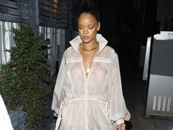 Rihanna Jual Jas Hujan Seharga Rp 35 Juta, Tertarik Beli?