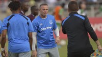 Rooney tampil sebagai starter saat Everton menjalani laga ujicoba pramusim melawan klub Kenya, Gor Mahia, di Dar es Salaam, Tanzania, Kamis (13/7/2017). Foto: AFP/Tony Karumba