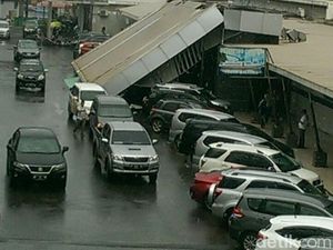 Atap Kanopi Harbour Bay Batam Roboh