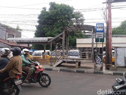 Halte Feeder Busway Terbengkalai, Ganggu Pengguna Jalan di Trotoar