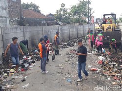Hari Lingkungan Hidup, Warga Angkut Tumpukan Sampah di Baleendah