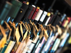 Pria Ini Sengaja Pecahkan Satu Botol Champagne Seharga Rp 565 Juta