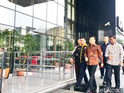 Tiba di KPK Jalani Pemeriksaan, Setya Novanto Umbar Senyuman