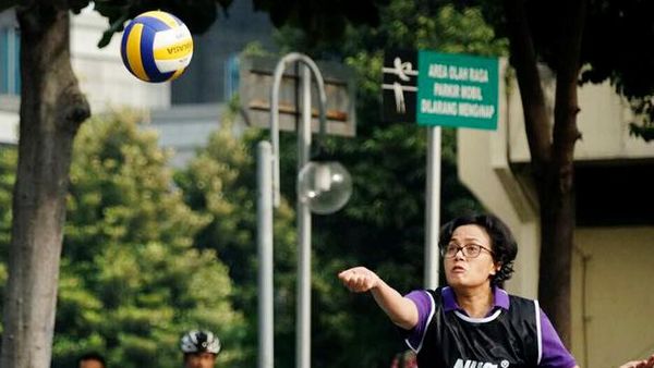 Melihat Keseruan Sri Mulyani Bermain Voli