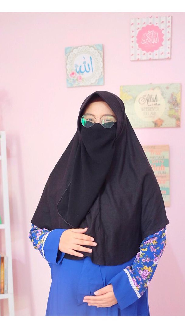 Foto 10 Gaya Hijab Colorful Aktris Ressa Rere Yang Bercadar