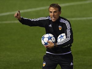 Tekel Horor Puyol pada Neville di Laga Para Mantan Pesepakbola