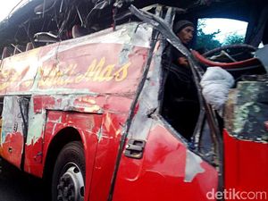 Bus vs Truk di Probolinggo Tewaskan 10 Orang