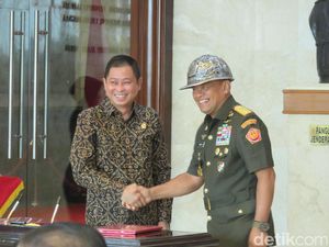 Usai Teken MoU, Jonan Beri Panglima TNI Helm Tambang
