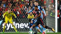 Lacazette mencetak gol 15 menit kemudian, meneruskan umpan silang Alex Iwobi. (Foto: Reuters/David Gray)