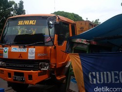 Truk Sampah Tabrak Gerobak di Jalan Surapati Bandung