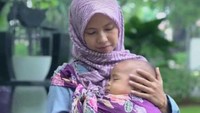 Salat Sambil Menggendong Anak, Bolehkah?