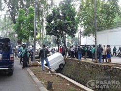 Mobil Boks Tercebur di Kali dekat ITC Permata Hijau