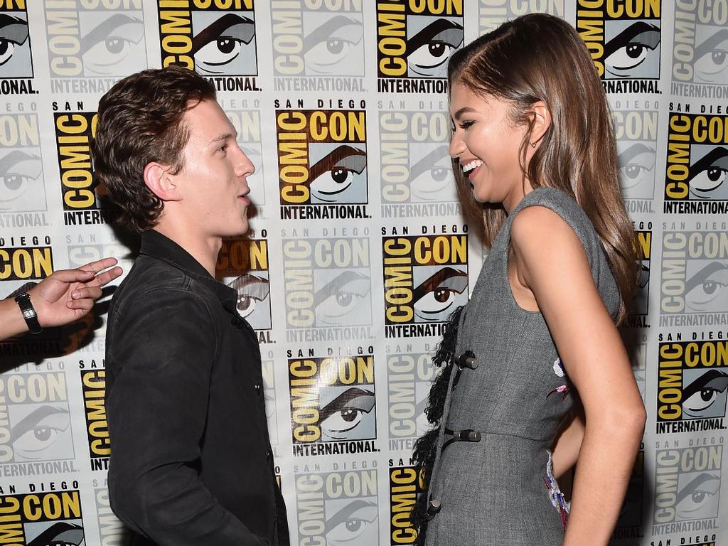 Zendaya Dapat Ucapan Manis dari Tom Holland saat Ultah, Isinya Bikin Baper Zendaya Dapat Ucapan Manis dari Tom Holland saat Ultah, Isinya Bikin Baper