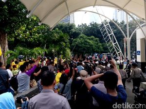 Usai Diperiksa, Novanto Diteriaki Mahasiswa UI: Tolak Hak Angket!