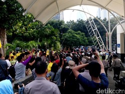 Usai Diperiksa, Novanto Diteriaki Mahasiswa UI: Tolak Hak Angket!