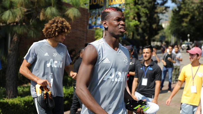 Paul Pogba mengantuk di sela-sela latihan Manchester United di Los Angeles. (Lucy Nicholson/Reuters) Paul Pogba mengantuk di sela-sela latihan Manchester United di Los Angeles. (Lucy Nicholson/Reuters)