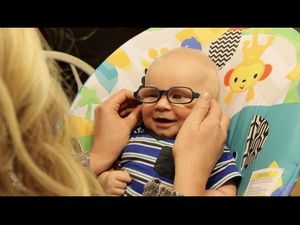 Ekspresi Bocah Albino dengan Penyakit Langka Saat Pertama Kali Bisa Lihat Ibunya Ekspresi Bocah Albino dengan Penyakit Langka Saat Pertama Kali Bisa Lihat Ibunya