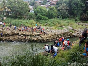 Seorang Pria Mendadak Ceburkan Diri ke Ciliwung Saat Ditegur Warga Seorang Pria Mendadak Ceburkan Diri ke Ciliwung Saat Ditegur Warga