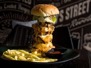 Wow! Begini Nih Jadinya Kalau Makan Burger Isi 10 Daging Patty