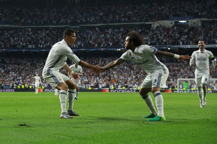 marcelo ronaldo MADRID, SPAIN - APRIL 18: Cristiano Ronaldo (L) of Real Madrid CF celebrates scoring their third goal with teammate Marcelo (R) during the UEFA Champions League Quarter Final second leg match between Real Madrid CF and FC Bayern Muenchen at Estadio Santiago Bernabeu on April 18, 2017 in Madrid, Spain. (Photo by Gonzalo Arroyo Moreno/Getty Images)