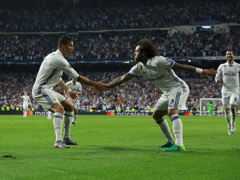 MADRID, SPAIN - APRIL 18:  Cristiano Ronaldo (L) of Real Madrid CF celebrates scoring their third goal with teammate Marcelo (R) during the UEFA Champions League Quarter Final second leg match between Real Madrid CF and FC Bayern Muenchen at Estadio Santiago Bernabeu on April 18, 2017 in Madrid, Spain.  (Photo by Gonzalo Arroyo Moreno/Getty Images)
