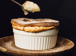 Sebelum Dilahap, Nikmati Dulu Sensasi Goyangan Souffle Lembut Ini